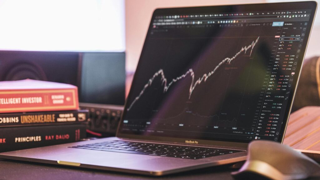 ¡Alerta traders! Prepárense para la caída cripto de agosto mientras la jugada imperdible es protegerse del batacazo de bitcoin a 60,000 dólares