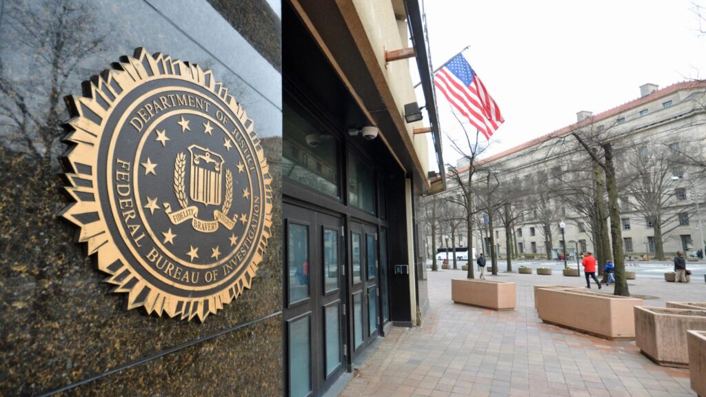 ¡Agente del FBI detenido por robar un millón en criptomonedas! ¿Traición en alta seguridad?