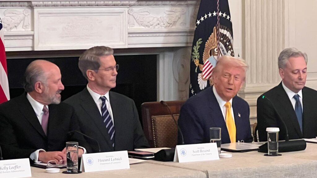 ¡Trump vuelve a la Casa Blanca para una reunión secreta con los jefazos de las criptos, según fuentes!