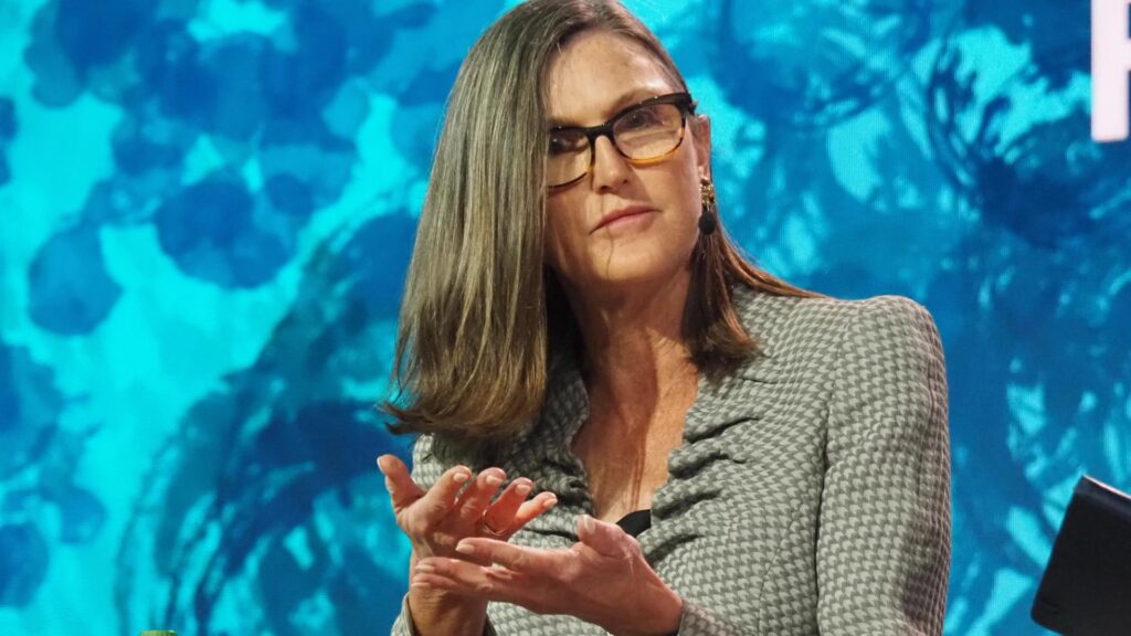 ¡Cathie Wood revoluciona el juego! ARK se une a Securitize para tokenizar un fondo con apuestas de OpenAI y Anthropic
