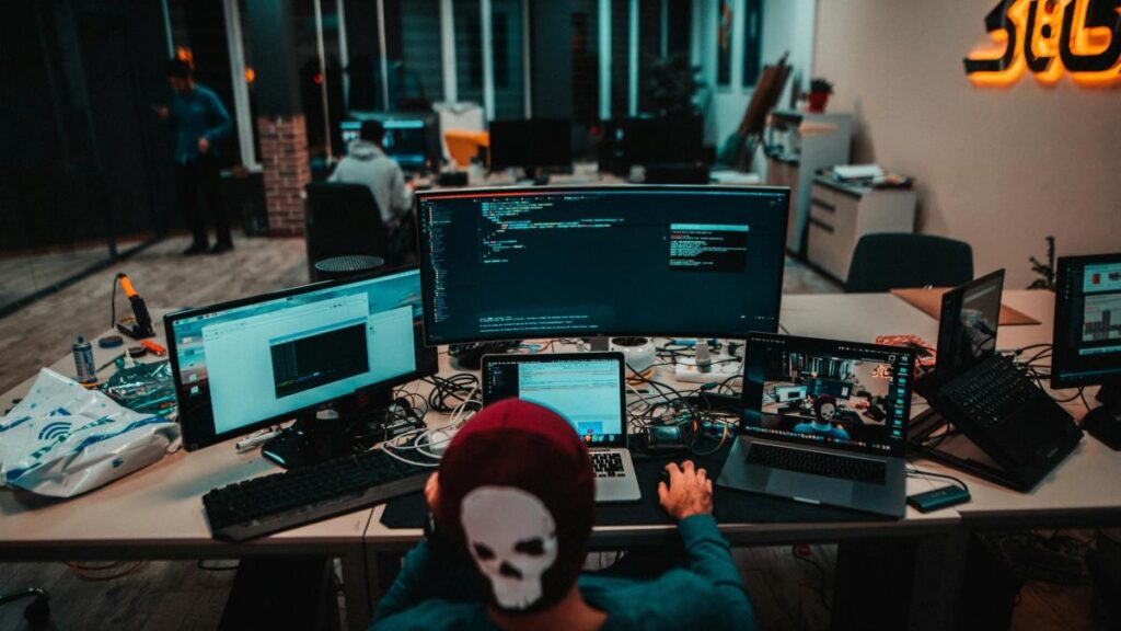 Estafador termina estafado y pierde casi 5 millones en bitcoin por un chip espía en Ledger ¡Increíble giro!