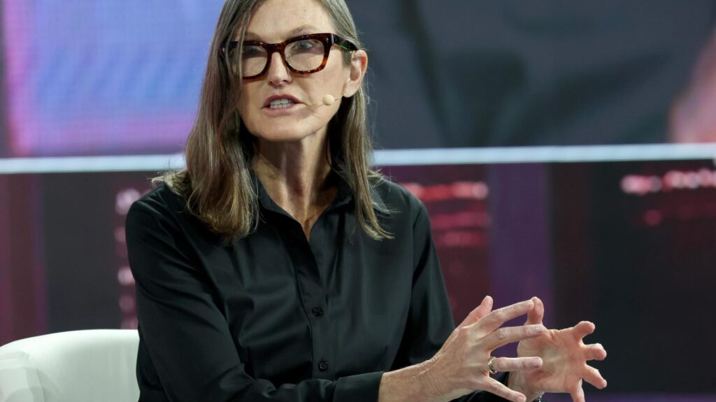 Cathie Wood revela el secreto: ¡Así es como los inversores inteligentes ganan siguiendo el dinero de los agentes de IA!