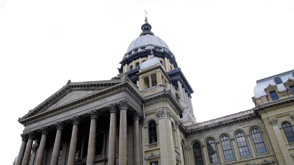 ¡Illinois le da un respiro a las criptos: aplazan impuesto seis meses mientras el duelo legal sigue caliente!