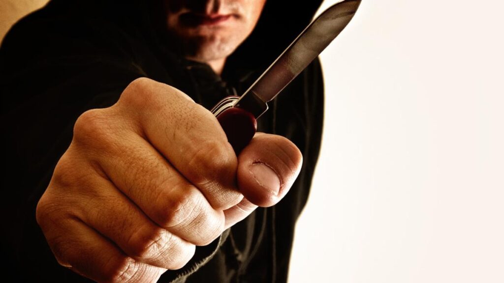 Trader británico pierde casi 800,000 dólares en brutal ataque con cuchillo mientras llueven ataques con llaves ¡Increíble pero cierto!